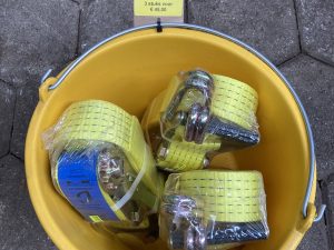 Actie sjorbanden in gele E.G. ten Kate  emmer