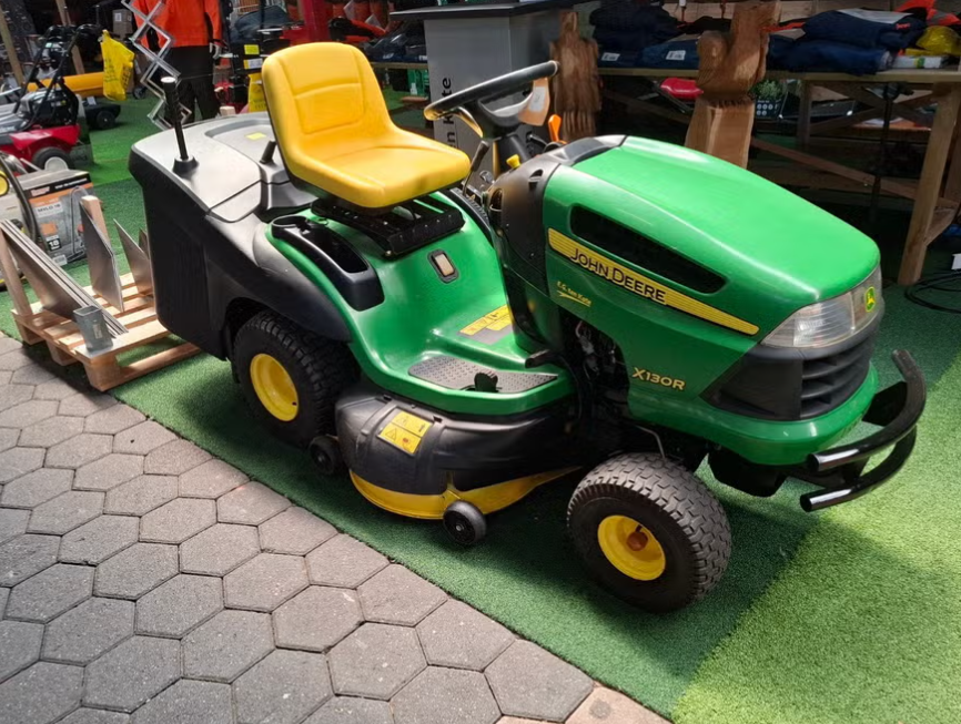John Deere X130R zitmaaier geelnr 5